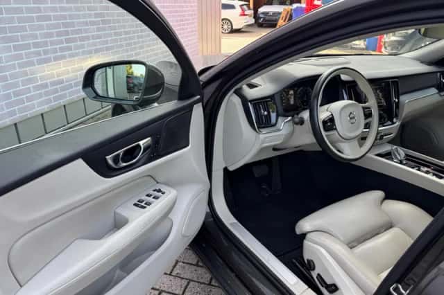Volvo V60 (2021) thumbnail 4