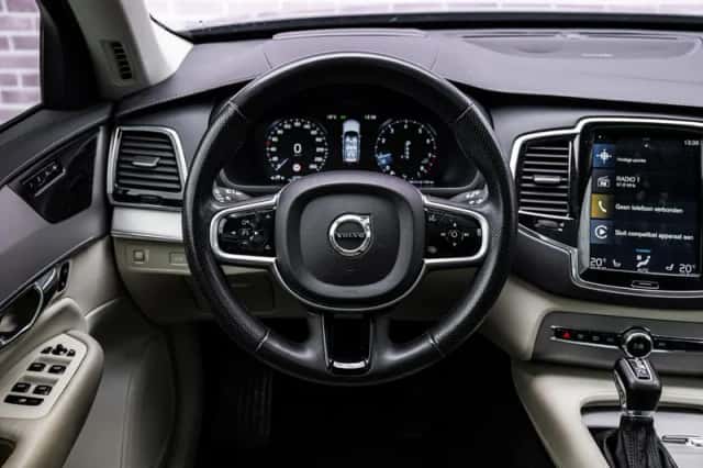 Volvo XC90 (2018) thumbnail 3