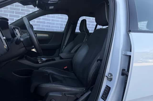 Volvo XC40 (2021) thumbnail 3
