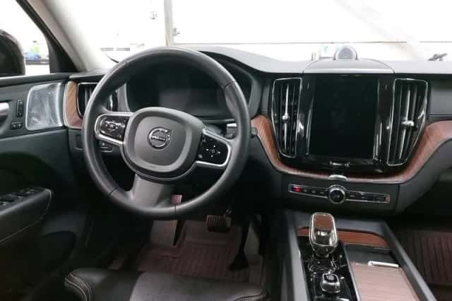 Volvo XC60 (2022) thumbnail 3