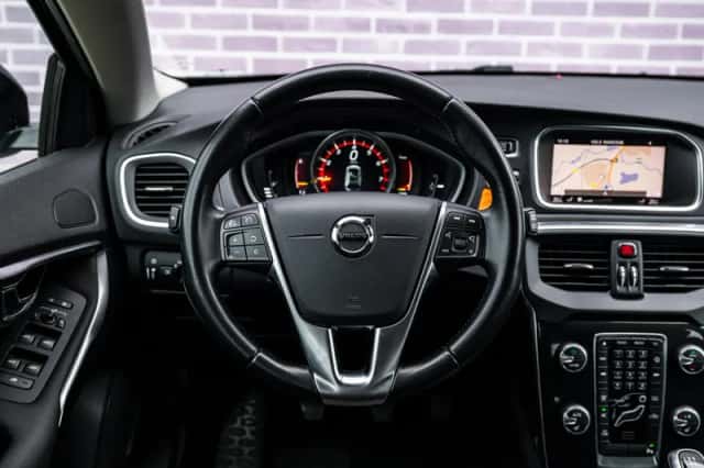 Volvo V40 Cross Country (2017) thumbnail 3