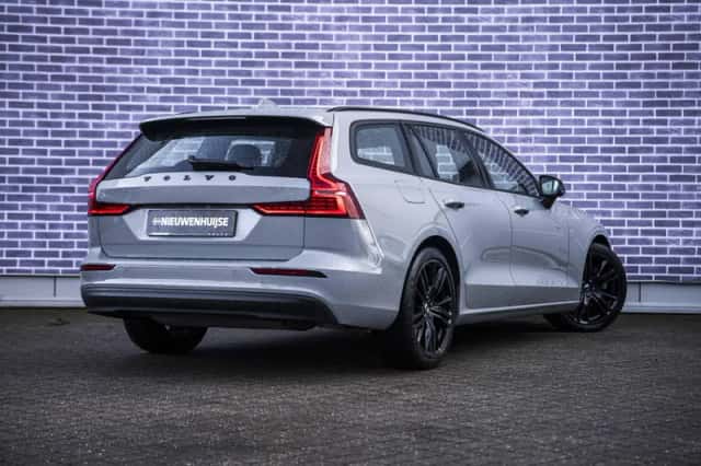 Volvo V60 (2023) thumbnail 3