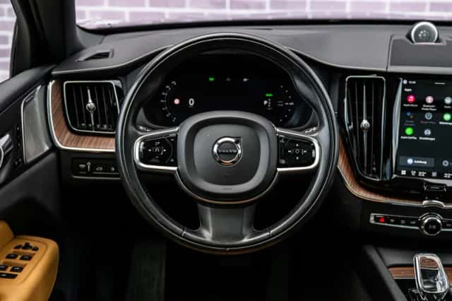 Volvo XC60 (2022) thumbnail 3
