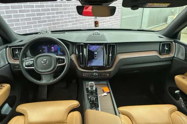 Volvo XC60 (2022) thumbnail 3