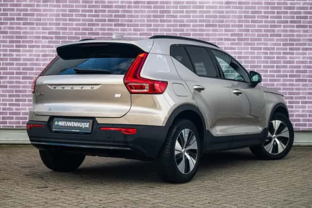 Volvo XC40 (2023) thumbnail 2
