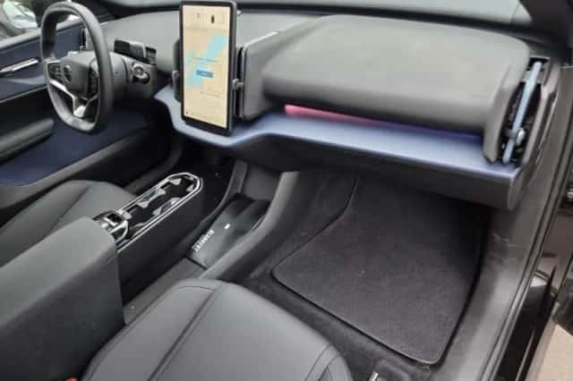 Volvo EX30 (2024) thumbnail 3