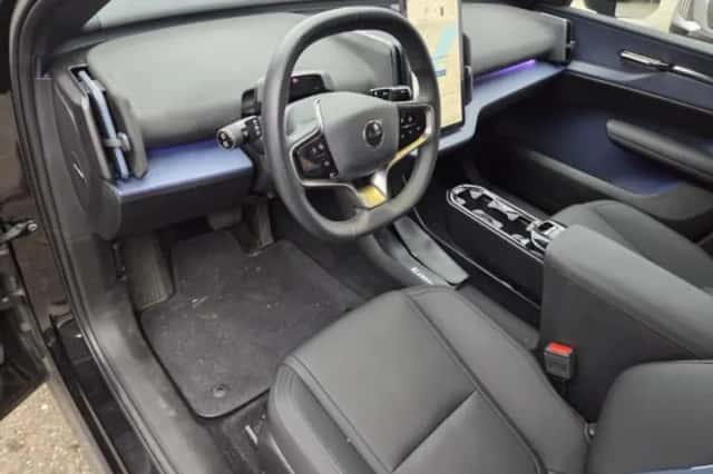 Volvo EX30 (2024) thumbnail 4