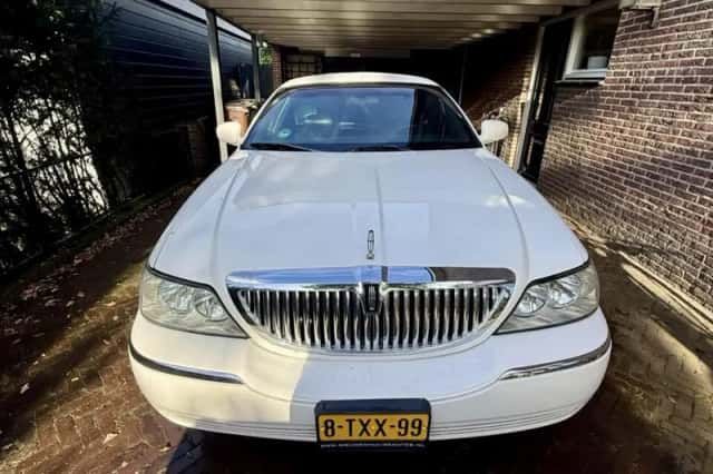 Lincoln Town Car (2004) thumbnail 1