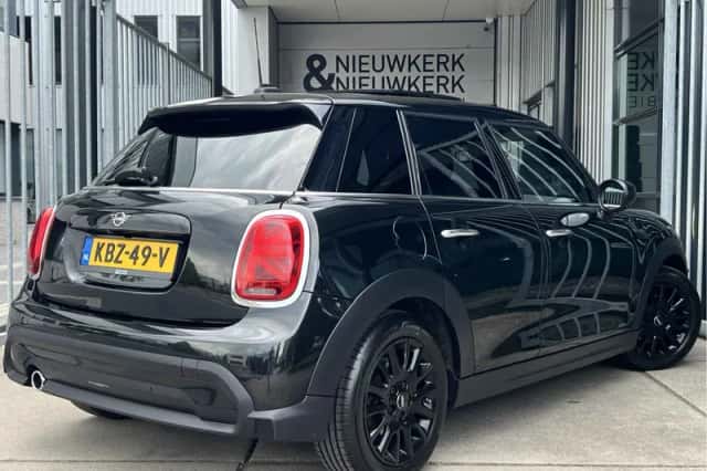 MINI Cooper (2022) thumbnail 2