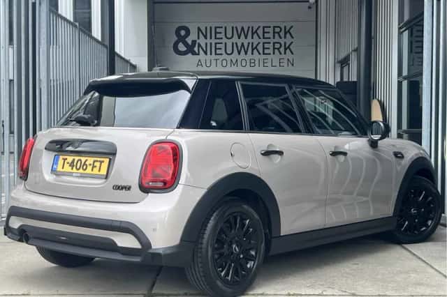 MINI Cooper (2023) thumbnail 2