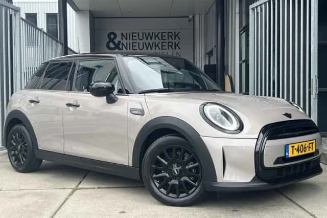 MINI Cooper (2023) thumbnail 3