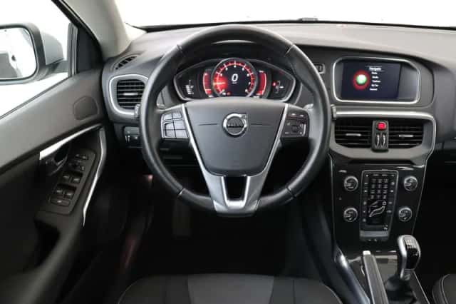Volvo V40 (2016) thumbnail 1