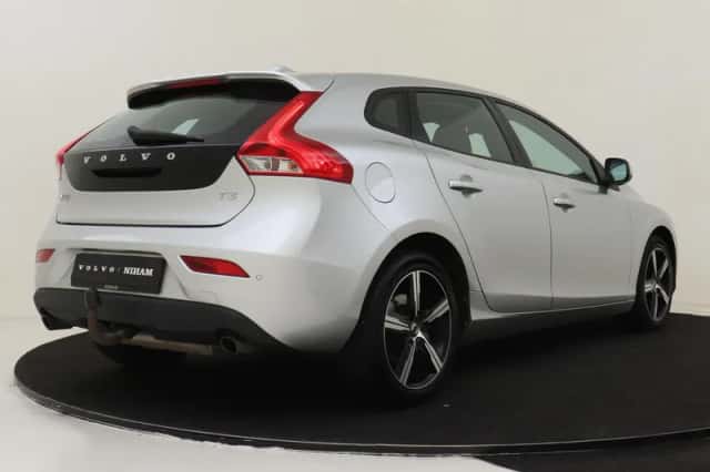 Volvo V40 (2016) thumbnail 2