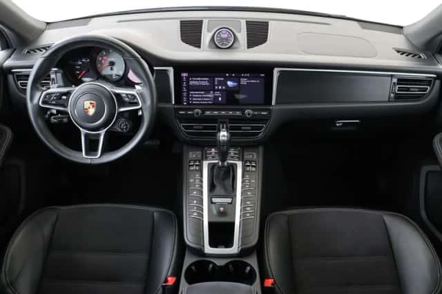 Porsche Macan (2020) thumbnail 3
