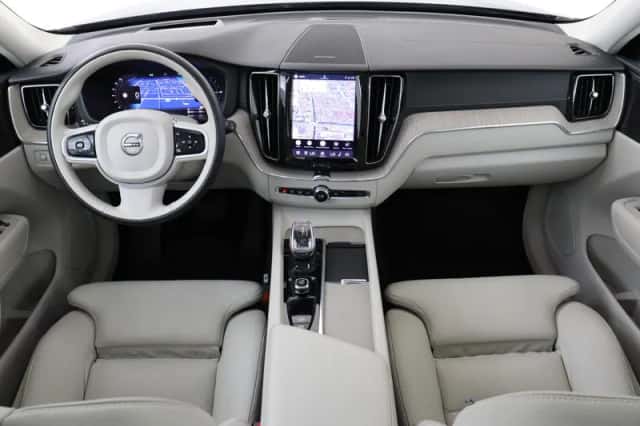 Volvo XC60 (2021) thumbnail 3