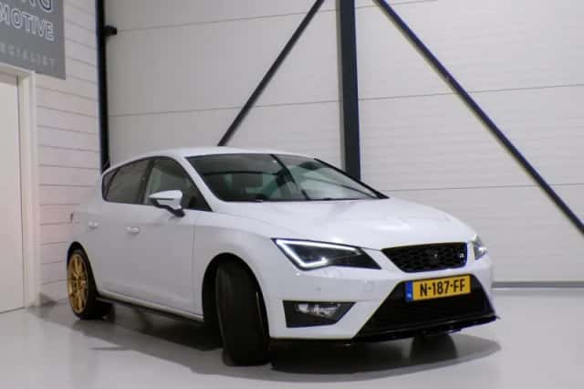 SEAT Leon (2015) thumbnail 4