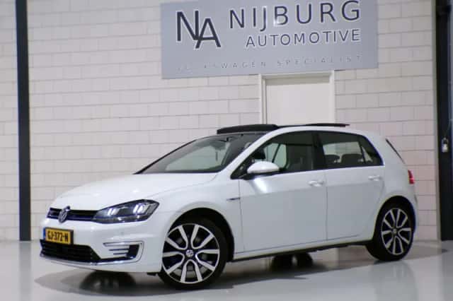 Volkswagen Golf (2015) thumbnail 2