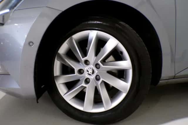 Škoda Superb (2019) thumbnail 5
