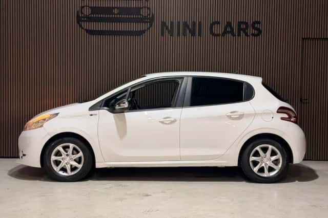 Peugeot 208 (2015) thumbnail 2