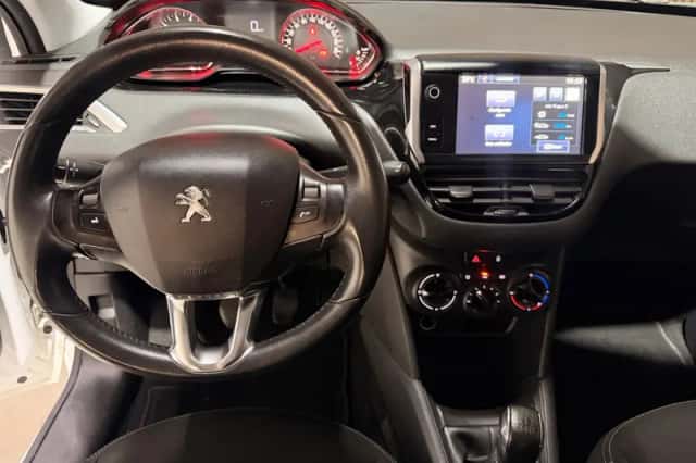 Peugeot 208 (2015) thumbnail 6