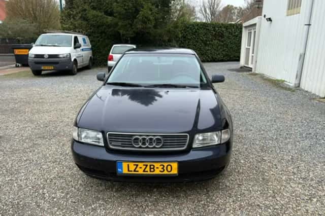 Audi A4 (1995) thumbnail 2
