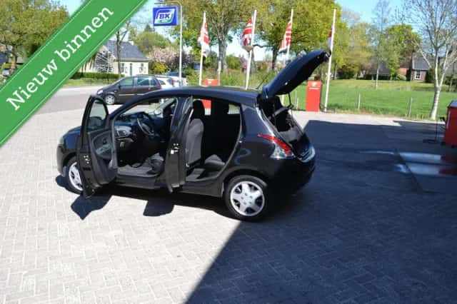 Lancia Ypsilon (2012) thumbnail 3