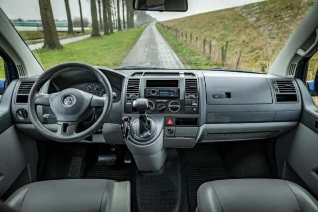 Volkswagen Transporter (2009) thumbnail 3