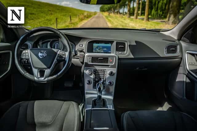 Volvo V60 (2016) thumbnail 2