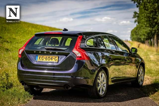 Volvo V60 (2016) thumbnail 3