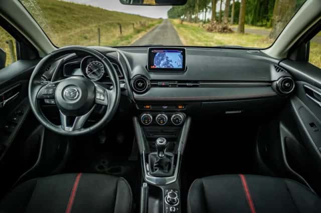 Mazda 2 (2016) thumbnail 2