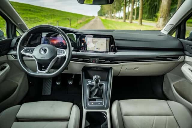 Volkswagen Golf (2021) thumbnail 2