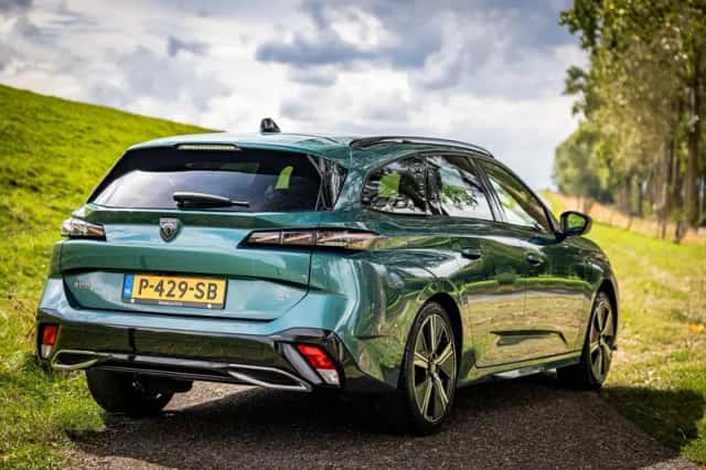 Peugeot 308 (2022) thumbnail 3