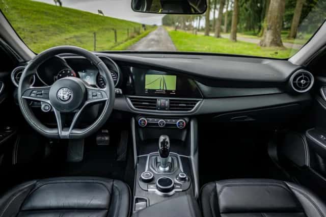 Alfa Romeo Giulia (2017) thumbnail 2