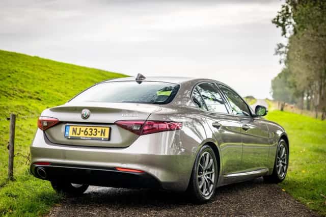 Alfa Romeo Giulia (2017) thumbnail 3