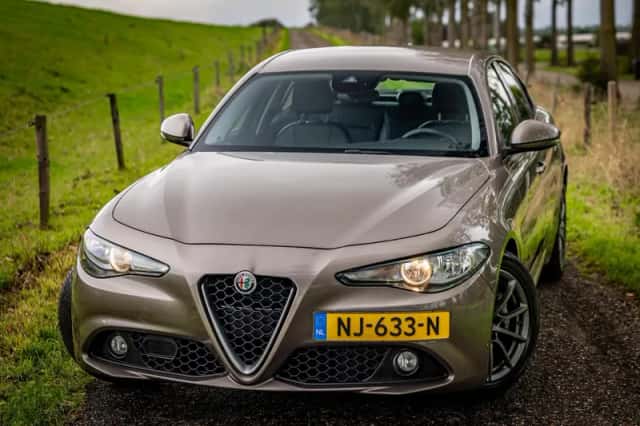 Alfa Romeo Giulia (2017) thumbnail 5
