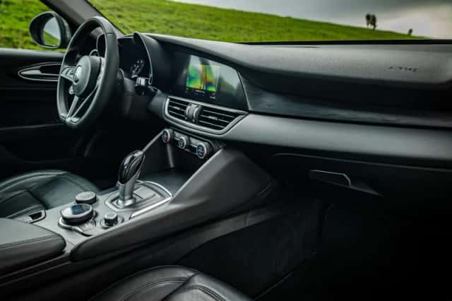 Alfa Romeo Giulia (2017) thumbnail 6