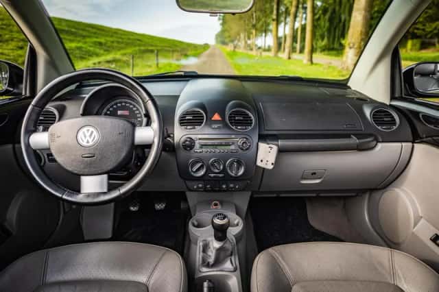 Volkswagen New Beetle (2006) thumbnail 2