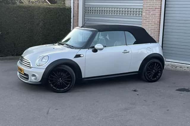 MINI Cabrio (2011) thumbnail 2