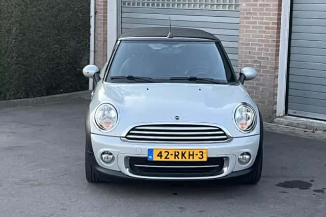 MINI Cabrio (2011) thumbnail 4