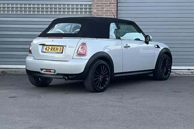 MINI Cabrio (2011) thumbnail 5