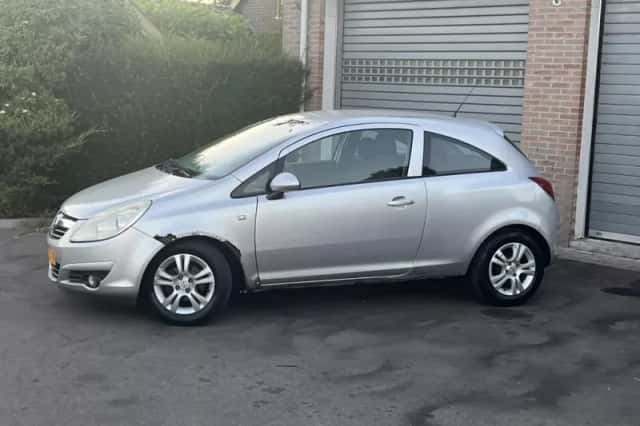 Opel Corsa (2010) thumbnail 2