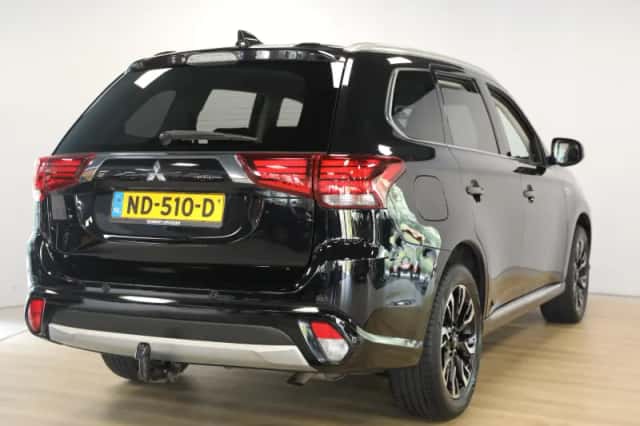 Mitsubishi Outlander (2016) thumbnail 2
