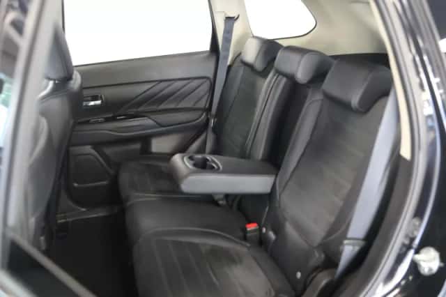 Mitsubishi Outlander (2016) thumbnail 4