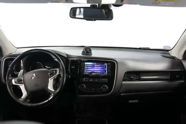 Mitsubishi Outlander (2016) thumbnail 5
