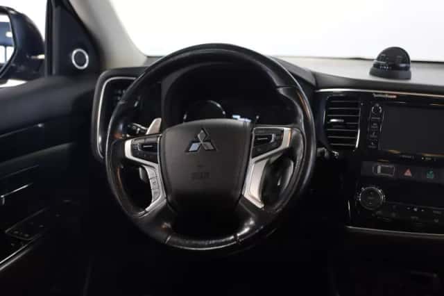 Mitsubishi Outlander (2016) thumbnail 6
