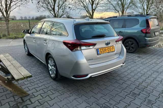 Toyota Auris (2016) thumbnail 2