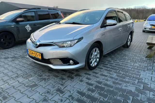 Toyota Auris (2016) thumbnail 3