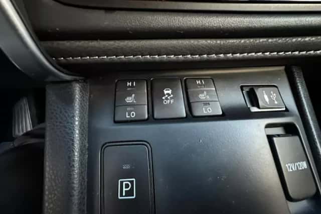 Toyota Auris (2016) thumbnail 6