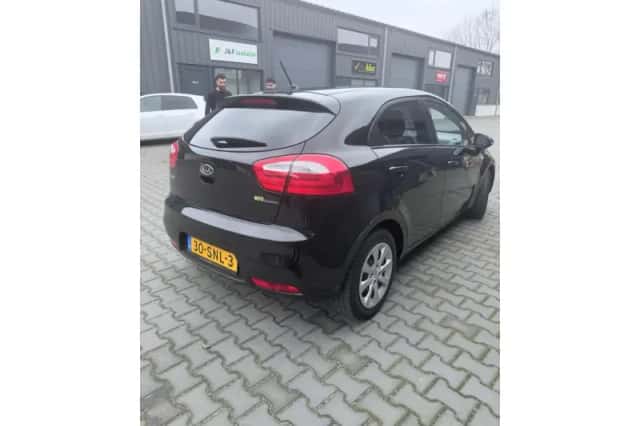 Kia Rio (2011) thumbnail 3