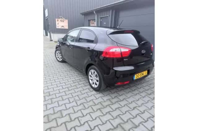 Kia Rio (2011) thumbnail 4